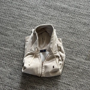 Ralph Lauren tröja  - En snygg Ralph Lauren tröja utan fläckar och skador dragkedjan har dock tappat lite färg men syns inte så väl 😀