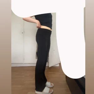 Yoga pants  - Säljer ett par svarta yogapants från H&M i storlek S, Jag är 163cm och dem passar perfekt i längden!  Jag har endast använt dem 1 gång!  Säljer dem för 60kr + frakt!