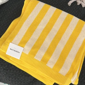 Handduk - En helt ny  gul- och vitrandig handduk från Marimekko. Oanvänd och lappen finns kvar🤩