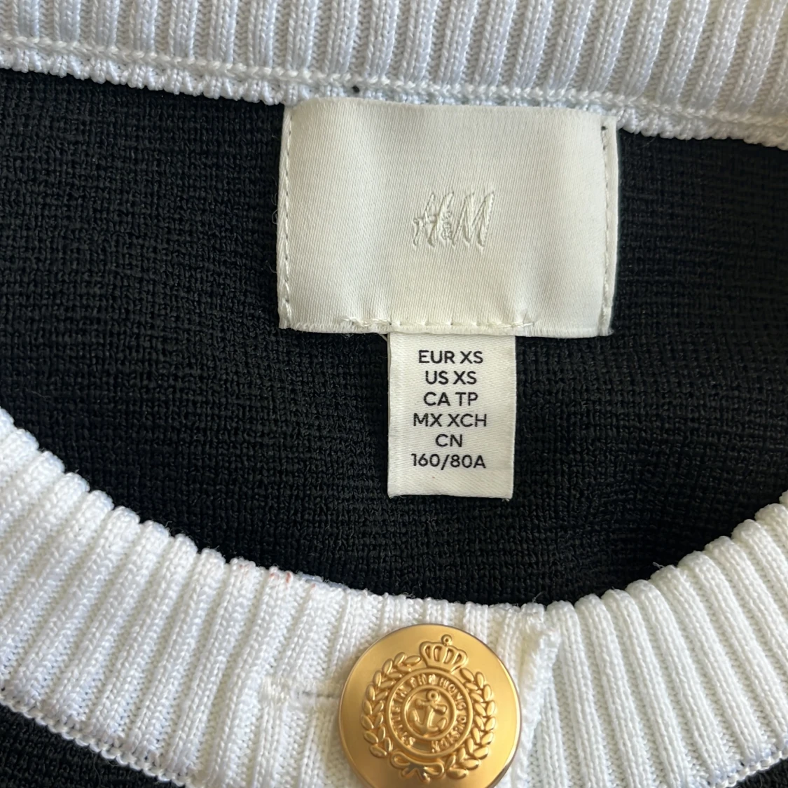 Svartvit kofta med guldknappar H&M XS - 2