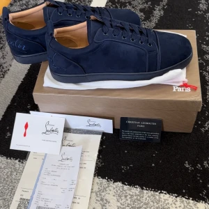 Louboutin skor - Jättefina skor, perfekta nu till sommaren, allt som syns på bilderna ingår! Skriv för eventuella frågor!