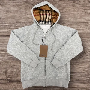 Burberry Zip Up - Burberry hoodie – ny & snygg! Grå zip-hoodie med klassiskt Burberry-mönster i huvan. Använd ett fåtal gånger, i mycket fint skick. Nypris betydligt högre – kap för 799 kr! 📦 Kan frakta inom 24h efter köp eller mötas upp i Stockholm.