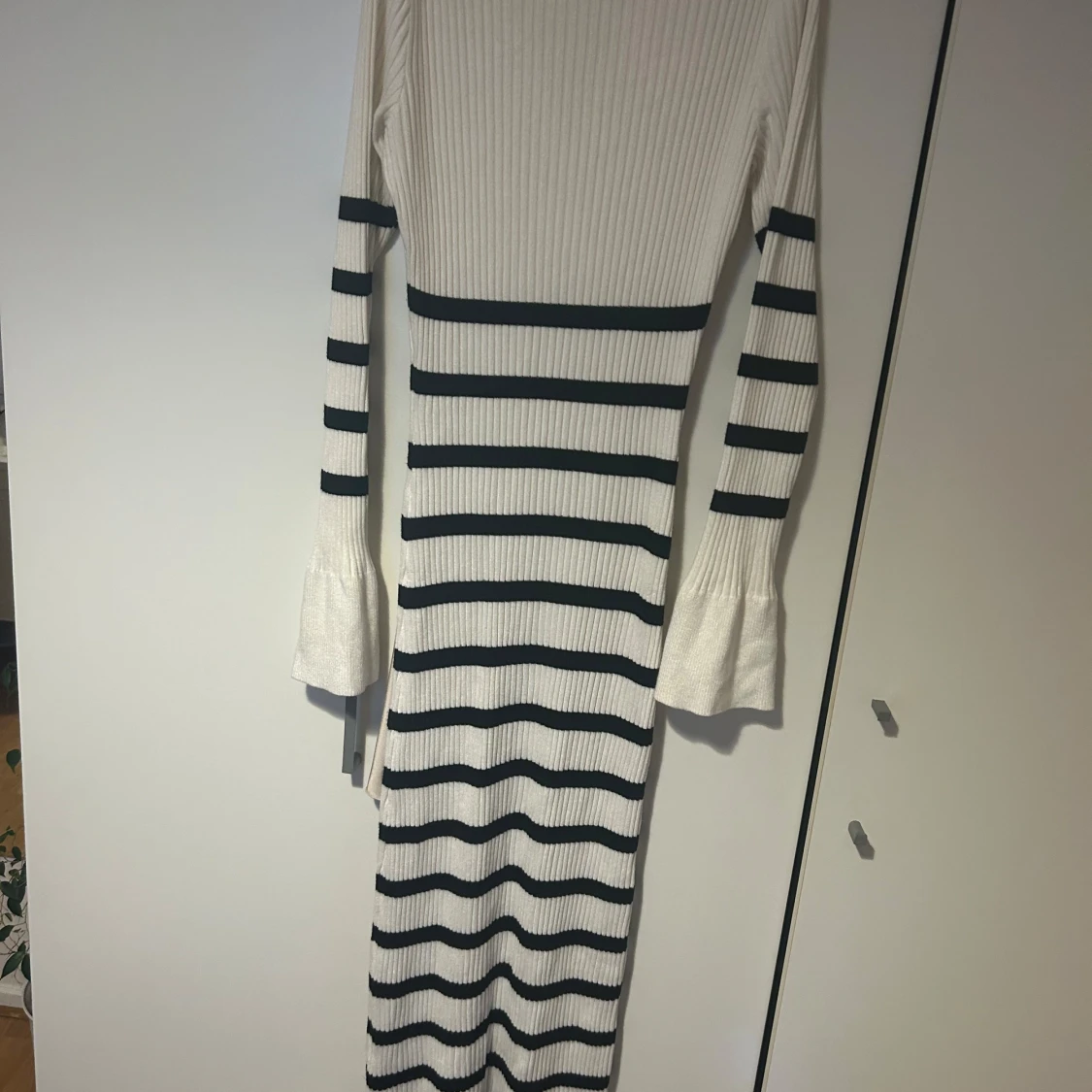 Vit och svart ribbad långklänning NA-KD - 1