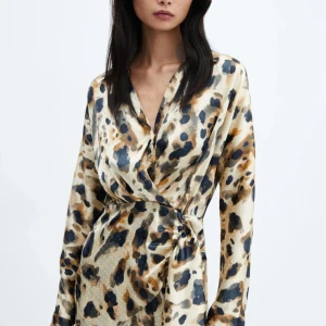 Klänning - Jätte fin klänning som är nästan helt oanvänd🩷🩷