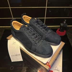 Sprillans nya Loubs! - Den är i storlek 44, dvs 28cm i längd och 9cm bred. Allting tillkommer på bild —> Dustbag kvitto och lådan med kommer. Priset är ej hugget i sten. Vid snabb affär kan priset diskuteras!