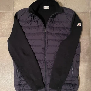Marinblå Moncler Cardigan - Tja, säljer brorsans marinblåa Moncler Cardigan i storlek L. Skriv om du vill ha mer bilder👍
