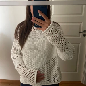 Vit stickad tröja från Mavi XS - Vit stickad tröja från Mavi i storlek XS. Tröjan har ett coolt hålmönster i olika sektioner och långärmad design. Den är loose fit och har en avslappnad, trendig vibe. Perfekt för lager-på-lager och funkar året runt när du vill ha en chill look. köpt för 399 i en stor/populär butik i turkiet, den är använd etg fåtal gånger, därför säljer jag den för 250kr