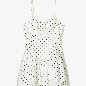 Prickig klänning - Säljer denna super söta prickiga klänningen från Bershka i storlek XS. Helt oandvänd. Klänningen är vit med svarta prickar. Pris är diskuterbart💗