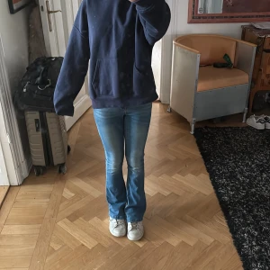 Blå bootcut jeans - Säljer snygga blå jeans med utsvängda ben. Jeansen har en lätt tvättad look framtill och klassisk blå färg. Jeansen är väldigt bekväma. Inga hål eller fläckar, och i fint använt skick. Har används några gånger men är i bra skick. Den är i storlek 152 (12 år).  Vi kan diskutera priset annars kan ni kontakta mig om ni har några frågor! 💕