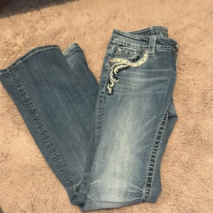 Miss me jeans - Jättefina Lågmidjade och bootcut jeans från miss me!!! Några stenar har ramlat av men det är ingenting som märks!! 