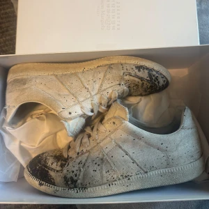 Maison margiela gats - Sjuka maison margiela Gats med svart paint splatter! Självklar äkta och kommer med låda samt dustbags // storlek 41 men passa bra mig som vanligtvis har 42,5