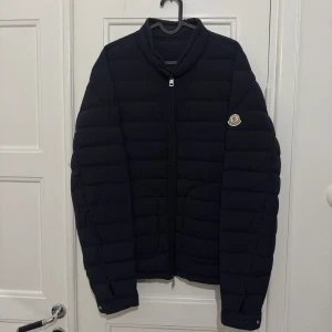 Moncler acorus - Size: 5 Pit-to-pit measurement: 59cm Length measurement: 61,5cm Excellent Condition! Color: Black Comes with: Nothing Retail: 1165€