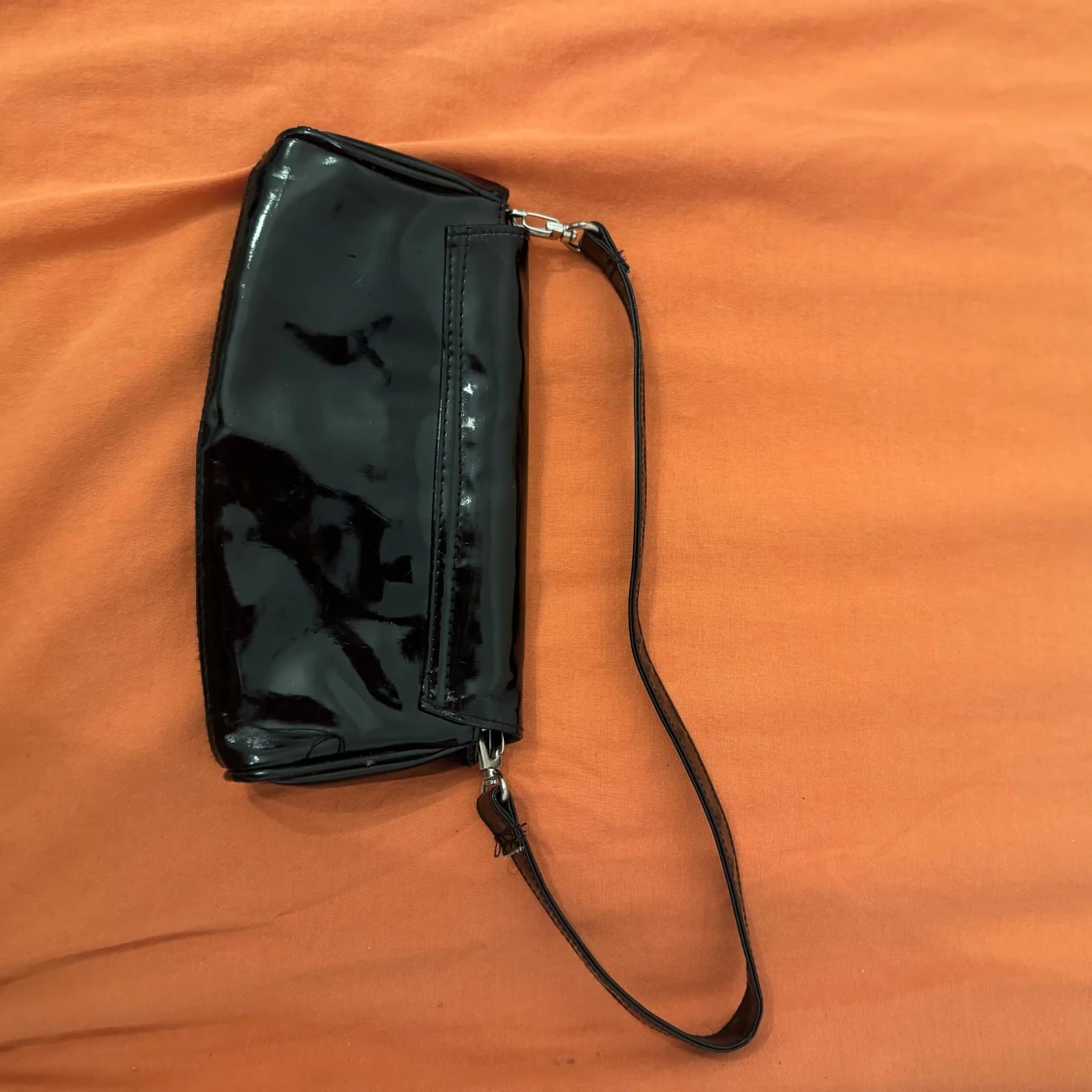 Svart glansig axelväska i syntet - 1