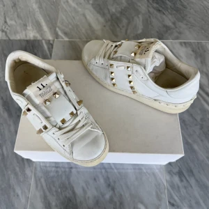 Valentino Rockstud skor  - Valentino Rockstud - Skick: Fint skick, tappat lite vit färg - Storlek 35, passar även 35,5 - Tillbehör: Valentino kort - Nypris: 6000kr - TrendWardrobe