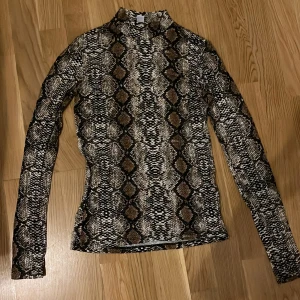 Brun ormmönstrad polotröja Amisu - Använder inte den längre, har använt den några gånger