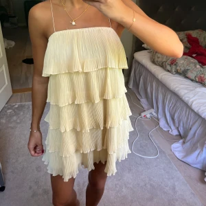 Volangklänning - Söt volangklänning! Knappt använd, står ingen storlek men uppskattar den till en S!💛