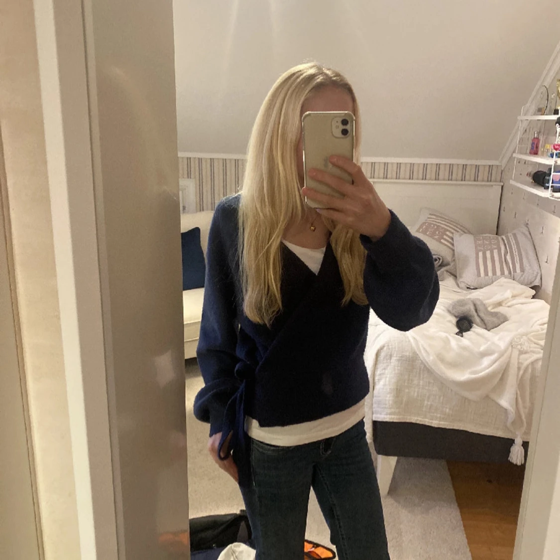 Mörkblå omlottkofta från & other stories  - 1