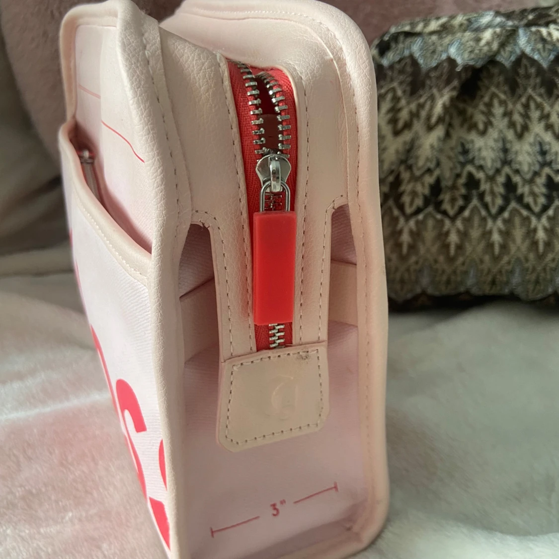 Rosa Glossier necessär med röd text - 2