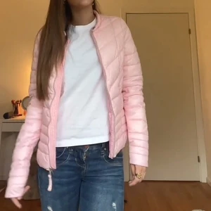 rosa jacka - super söt rosa jacka!💞knappt använd, glömt märket💖💖
