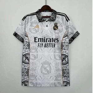 Real Madrid x Adidas vit matchtröja - Snygg Real Madrid fotbollströja från Adidas i vitt med grått mönster och svarta detaljer. Tröjan har korta ärmar, krage med tryck och guldiga Adidas-loggan på bröstet. Tillverkad i lätt och ventilerande material, perfekt för match eller träning.