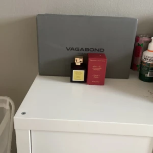 Maiden Anna Aphrodite's Secret parfym - Maiden Anna Aphrodite's Secret Pour Femme Collector's Edition Eau de Parfum. Flaskan är mörkröd med guldfärgad etikett och lock, och kommer i en elegant röd kartong med gulddetaljer. Lyxig och stilren design som känns exklusiv.