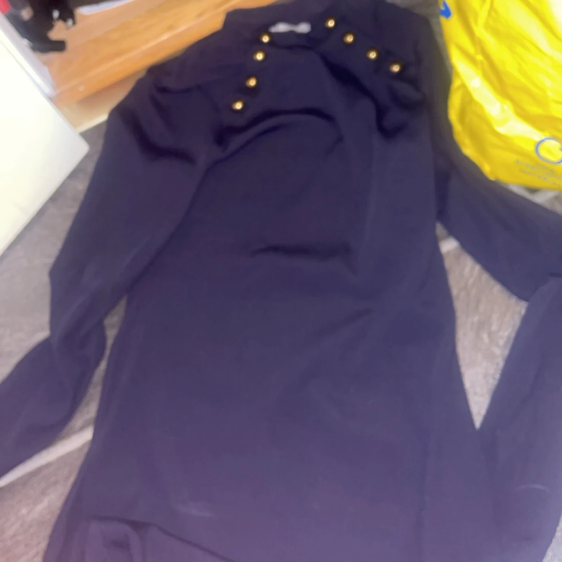 Mörkblå klänning med guldknappar