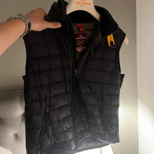 Parajumpers väst – gul tag, 3 fickor, stl S (billigt pga fraktioner) - Säljer en äkta Parajumpers väst i storlek S. Klassisk modell med den gula taggen vid nacken, två fickor nertill och en vid bröstet.  OBS: Västen har fraktioner/slitage på både fram- och baksidan, därav det låga priset. ( ej så synligt ) ✔️ Äkta Parajumpers ✔️ Tre fickor ✔️ Gul tag ❌ Inget klädhängare medföljer  Perfekt för dig som vill ha ett fett plagg för ett bättre pris och inte stör dig på lite slit.  💬 Skriv för fler bilder eller