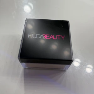 Huda Beauty Easy Bake Pound Cake puder - Löspuder från Huda Beauty i nyansen Pound Cake. Perfekt för baking och att fixera sminket med en matt finish.