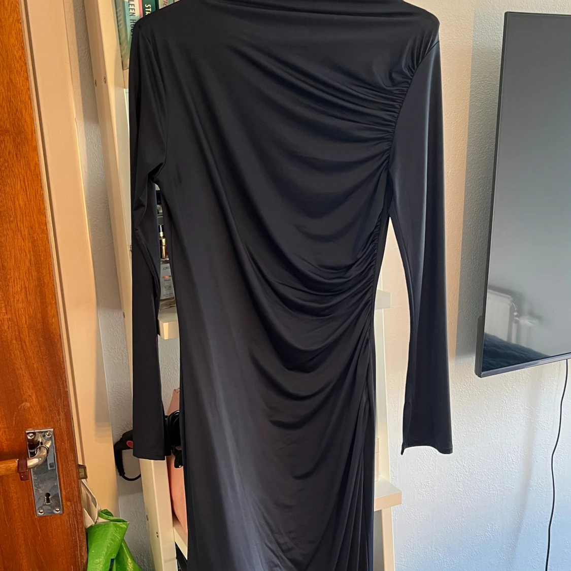 Marinblå klänning med slits - 1