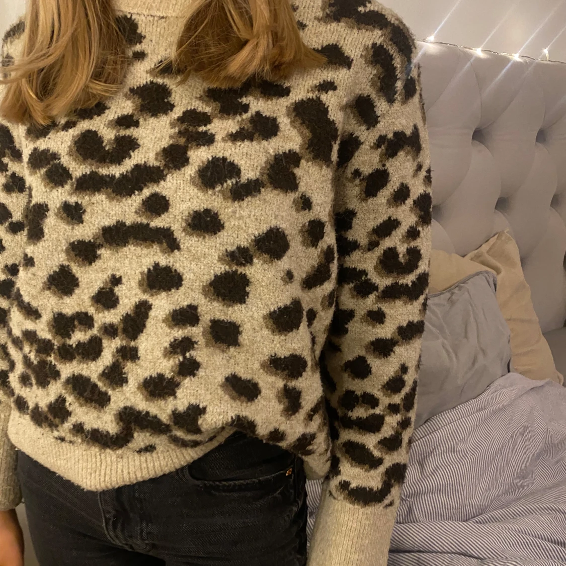 Beige leopardmönstrad stickad tröja - 4