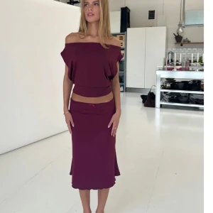 Burgundy lågmidjad kjol - Helt ny! Brukar ha S sitter bra på mig , köpte m då jag ville ha lågmidjat. Har även toppen om man vill köpa med den också då blir dock det totala priset 800kr istället 