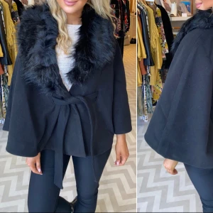 Poncho - Supersnygg poncho från bubbleroom💕köpt för 900kr och den är helt slutsåld