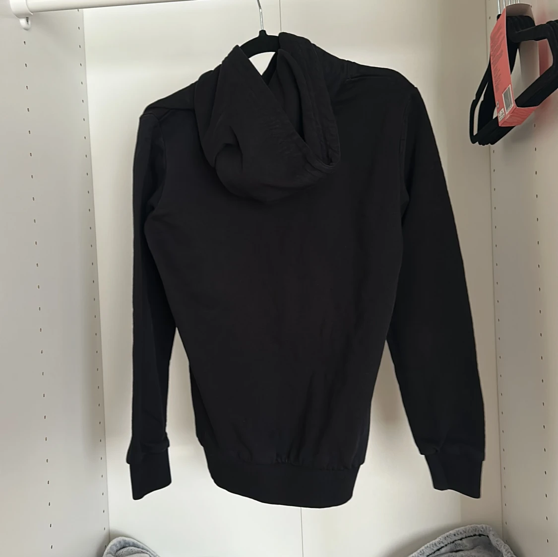 Svart hoodie från Peak Performance - 1