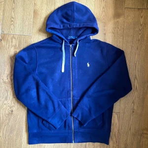Ralph Lauren ziphoodie - Mycket fint skick, inga defekter Storlek M passar dig som vanligtvis bär S eller M Kom gärna med prisförslag eller andra frågor!