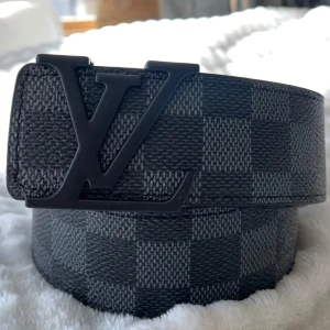 Svart Bälte Rutigt - Säljer ett svart bälte med ett snyggt svart rutigt mönster och ett svart snyggt spänne. Bältet har en längd på 105 cm (storlek 42) och är Inte använt en enda gång, tveka inte att fråga! 💯👌