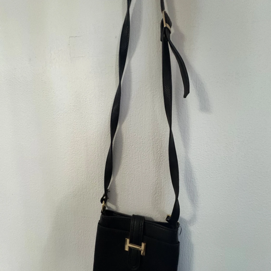 Svart axelväska i skinn med gulddetalj - 1