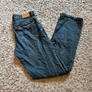 Blå Perfect Jeans straight fit 34 - Klassiska blå jeans från Gina Tricot i rak modell.