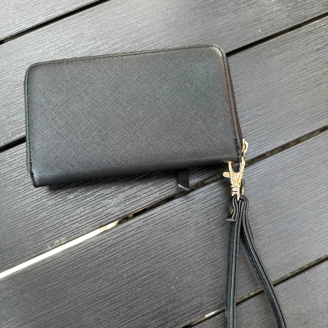 Svart plånbok med gulddetaljer - 1