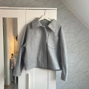 Grå overshirt från Zink, storlek M - Snygg grå overshirt från Zink i storlek M (40/42). Jackan har en oversized passform, stor krage och en stor bröstficka.