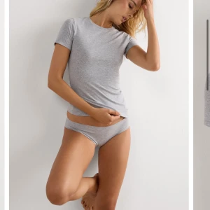 Grå t-shirt från Intimissimi i bomull - Superskön grå t-shirt från Intimissimi i mjuk bomull. Klassisk rund halsringning och korta ärmar. Perfekt basic-plagg med slim passform som funkar till allt. 