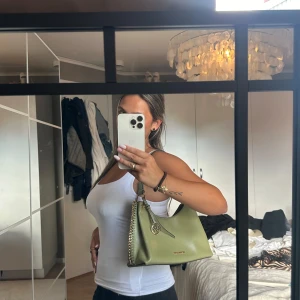 Grön Mikael kors väska  - Säljer denna fina gröna Michael kors väska med guld detaljer, som knappt är använd. Pris går att diskutera!