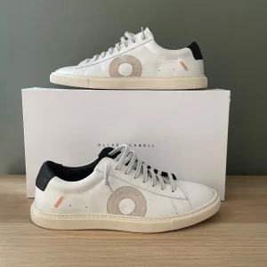 Oliver Cabell - Säljer dessa riktigt feta oliver cabell skor i nyskick! 🙌 Modellen är ”tigger” och med tull och frakt ligger nypris nästan på 4000kr, mitt pris 1949kr! ⭐️Skorna har inga deffekter alls och är storlek 42 men passar även 41! Hör av er vid minsta fråga eller fundering 🙌