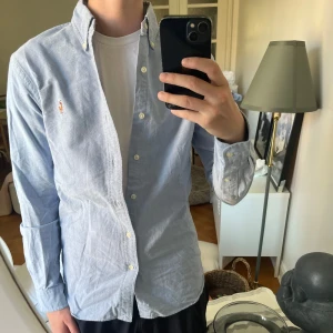 Ralph Lauren skjorta - Ljusblå skjorta från polo Ralph lauren, jag på bild är 180, super två skick, skriv vid frågor