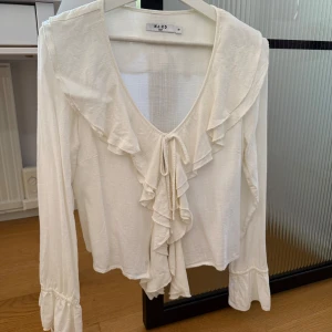 Nakd blus - Jättesöt, somrig blus från nakd i linne! Blusen är inte helt stängd, man knyter den över magen men volangerna gör att man inte ser magen genom tröjan. Endast använd en gång! 🩷