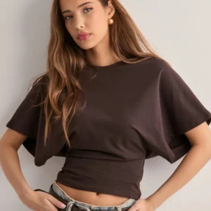 Nelly topp  - Jag säljer denna fina bruna tröjan ifrån Nelly, den är i st Xs och knappt använd så därför i mycket bra skick! 