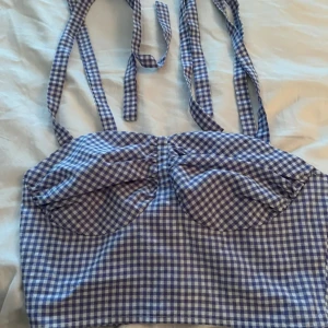 Crop top  - Aldrig använd. Storlek M men mer som en S 