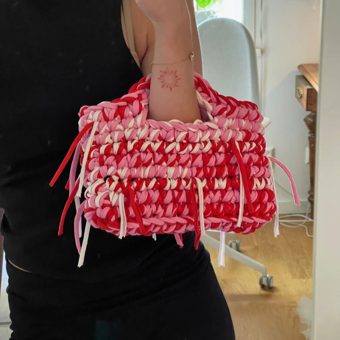 Rosa och röd virkad handväska - 3