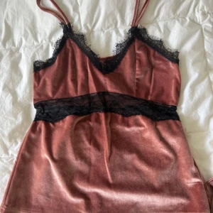 Pyjamas set - Fint pyjamas set med byxa och linne i ”sammet” aktigt material och spets detaljer. Använd en gång