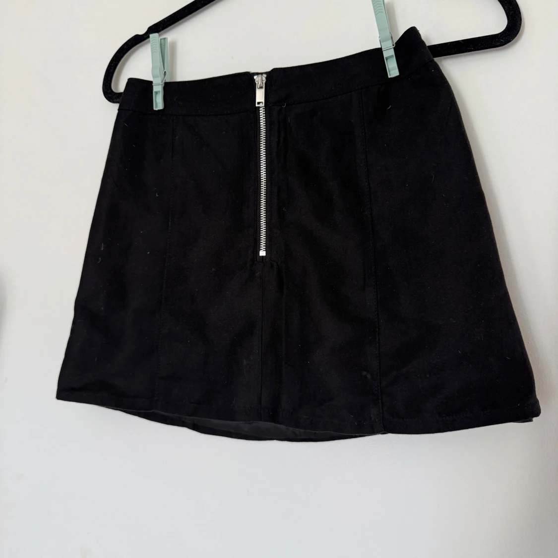 Svart kortkjol med dragkedja - 1