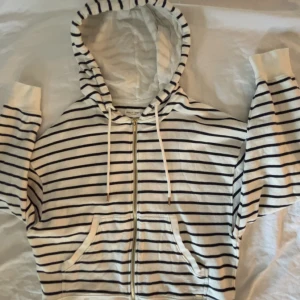 Kofta från Holly & white - Jättebra skick, storlek xs! Skriv gör fler frågor!❤️❤️